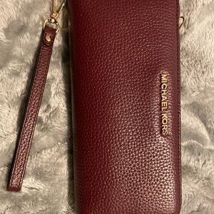 MICHAEL KORS SOFT PEBBLED LEATHER WRISTLET